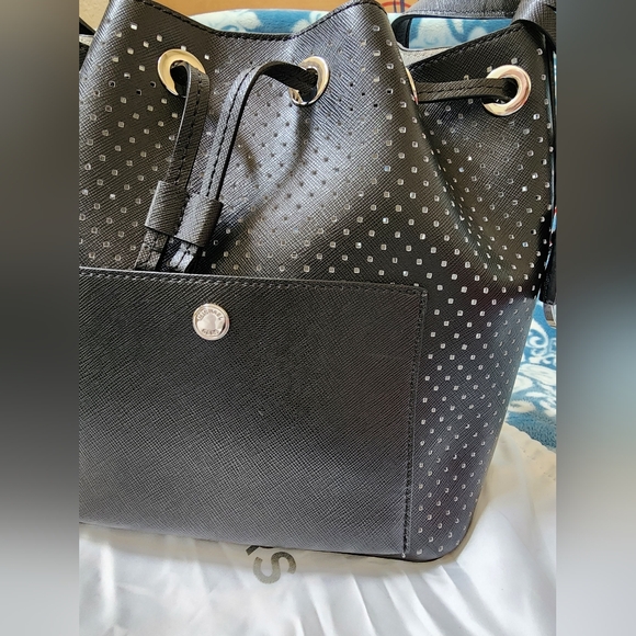 MICHAEL KORS GREENWICH DRAWSTRING/BUCKET BAG MEDIUM ,COLOR BLACK - Picture 1 of 9
